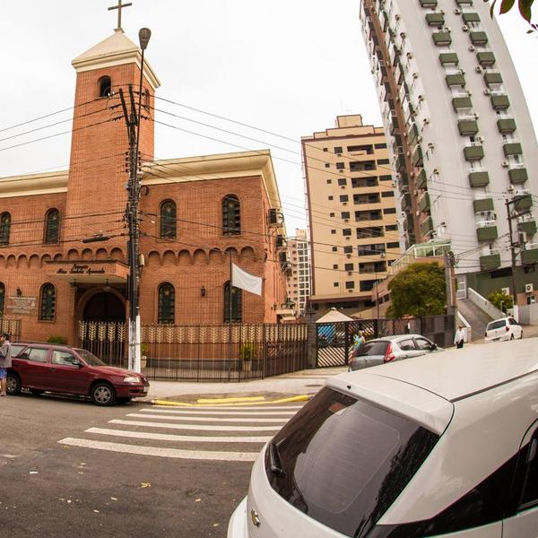 A igreja de tijolos vista da Av. Afonso Pena