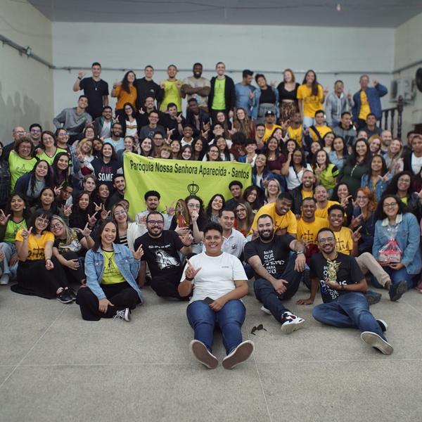 Jovens da paróquia reunidos com a faixa da Paróquia Nossa Senhora Aparecida